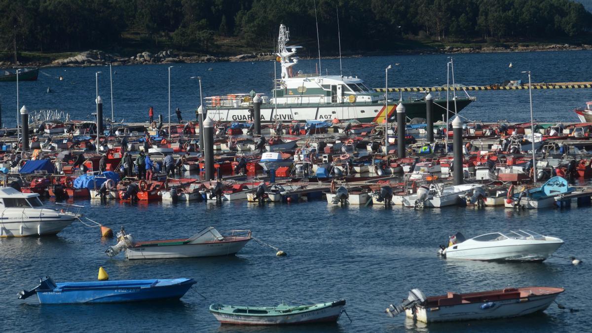 Efectivos de Guardia Civil y Gardacostas en Galicia en un operativo llevado a cabo en A Illa.