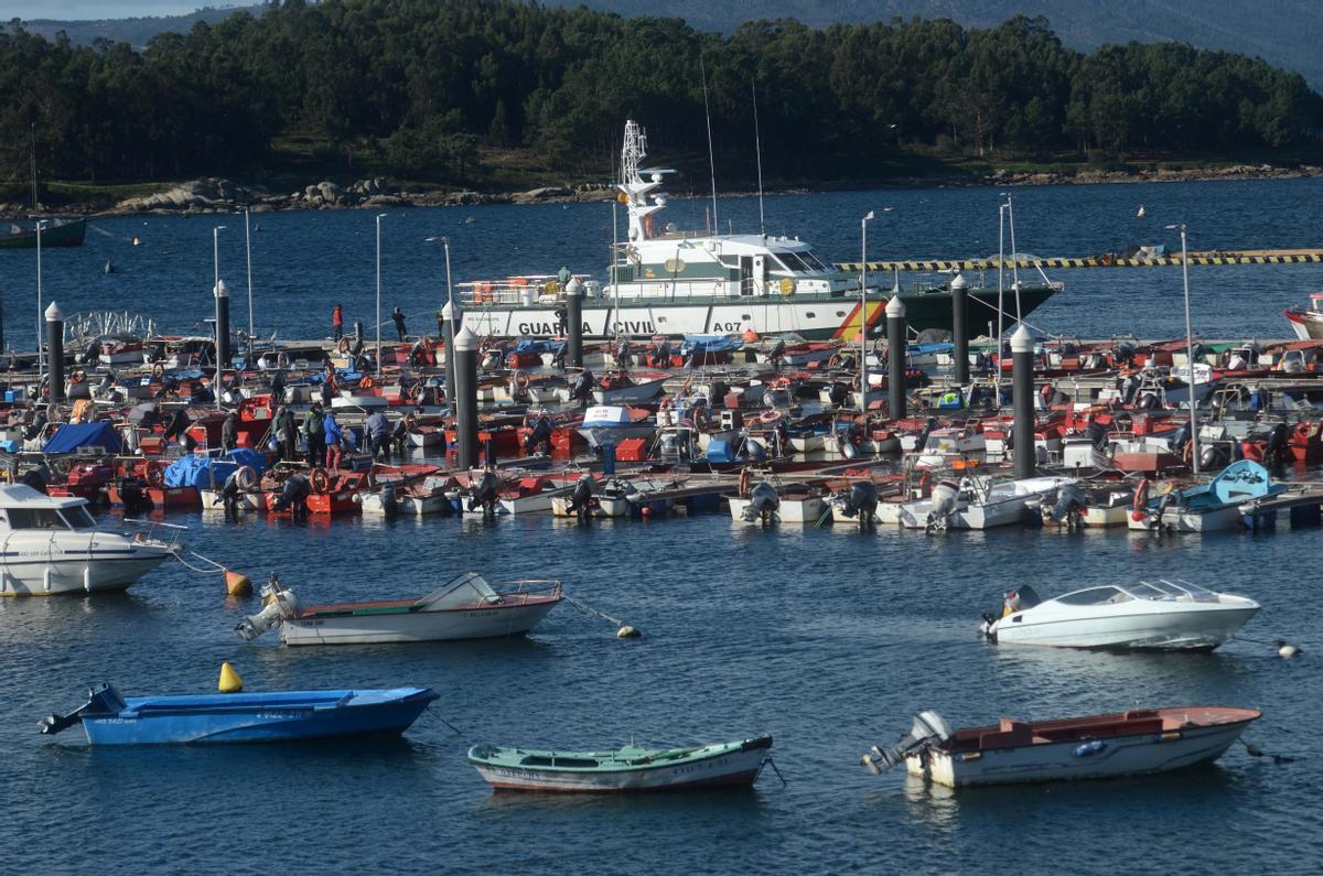 Efectivos de Guardia Civil y Gardacostas en Galicia en un operativo llevado a cabo en A Illa.