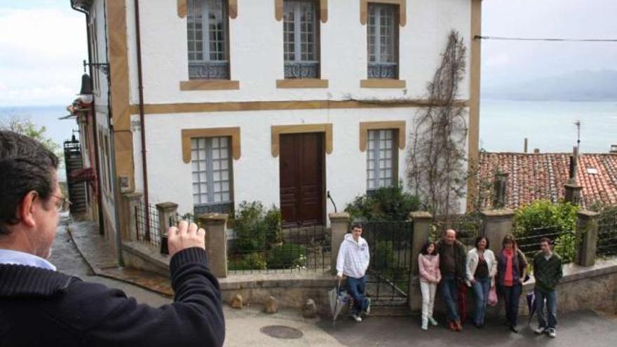 Varios turistas se fotografían en Lastres, frente a la casa del doctor Mateo en la ficción. / la opinión