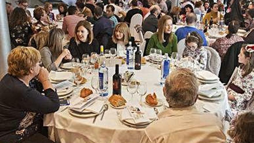 Asistentes al cocido solidario celebrado en La Horta.