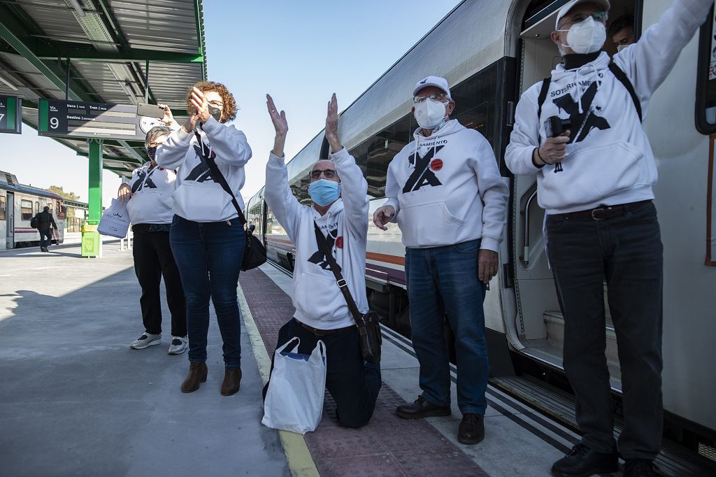 Los vecinos de las vías, celebran su primer viaje en el nuevo tren soterrado