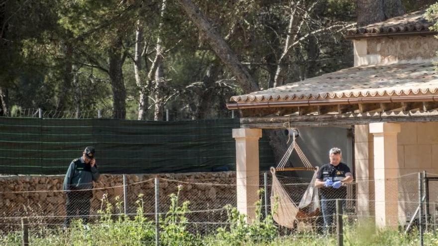 Dos agentes de la Guardia Civil, el miércoles ante la vivienda donde residía la familia, en Son Granada de Baix, en Llucmajor.