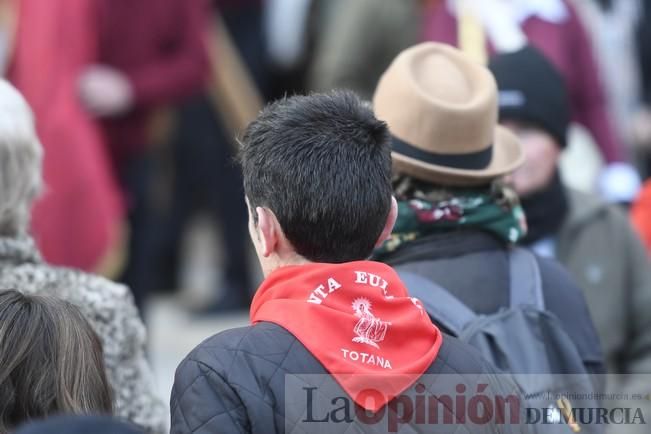 Los romeros acompañan a la Santa pese al frío.