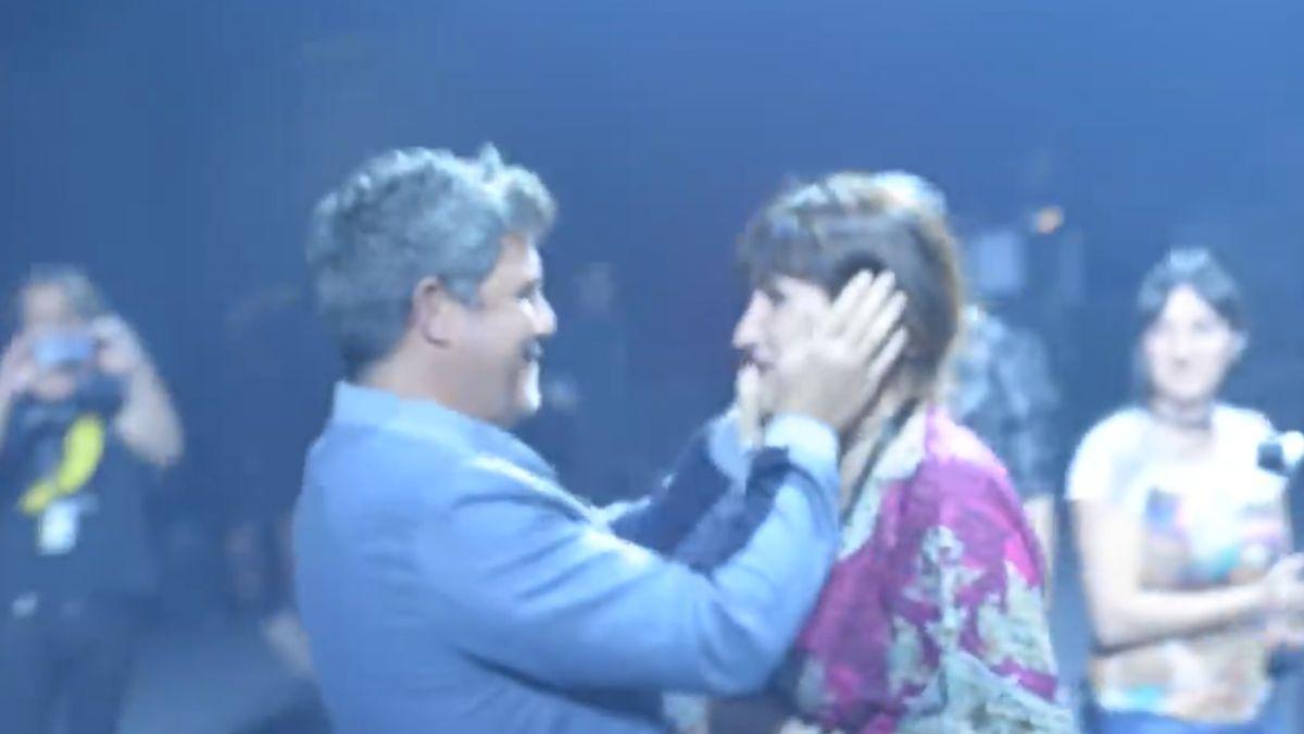 Alejandro Sanz y Rozalen se abrazan después de cantar juntos