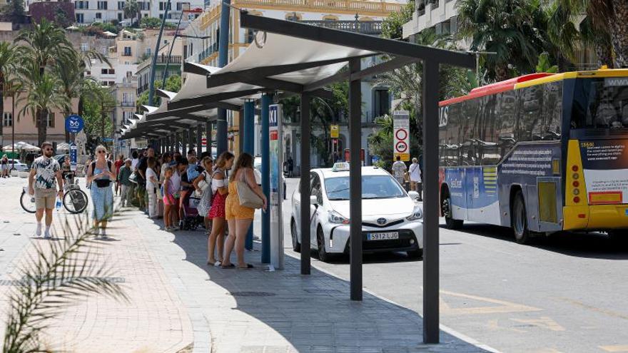 Cola de turistas esperando un taxi en el puerto de Vila. | TONI ESCOBAR