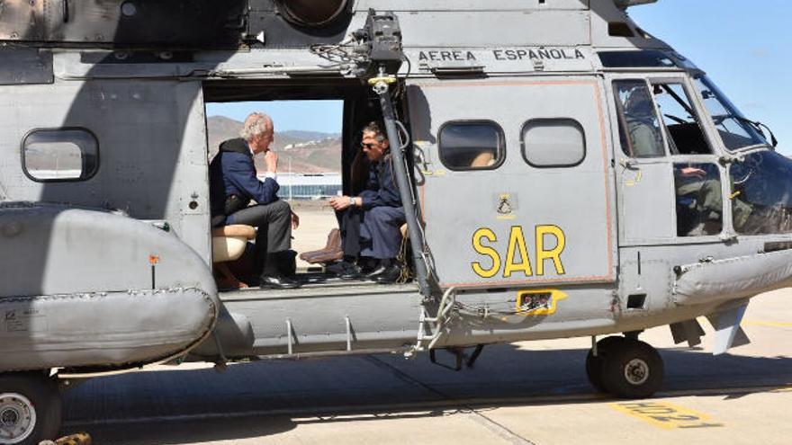 El ministro de Defensa, Pedro Morenés, en un helicóptero Super Puma en Gando hace un año.