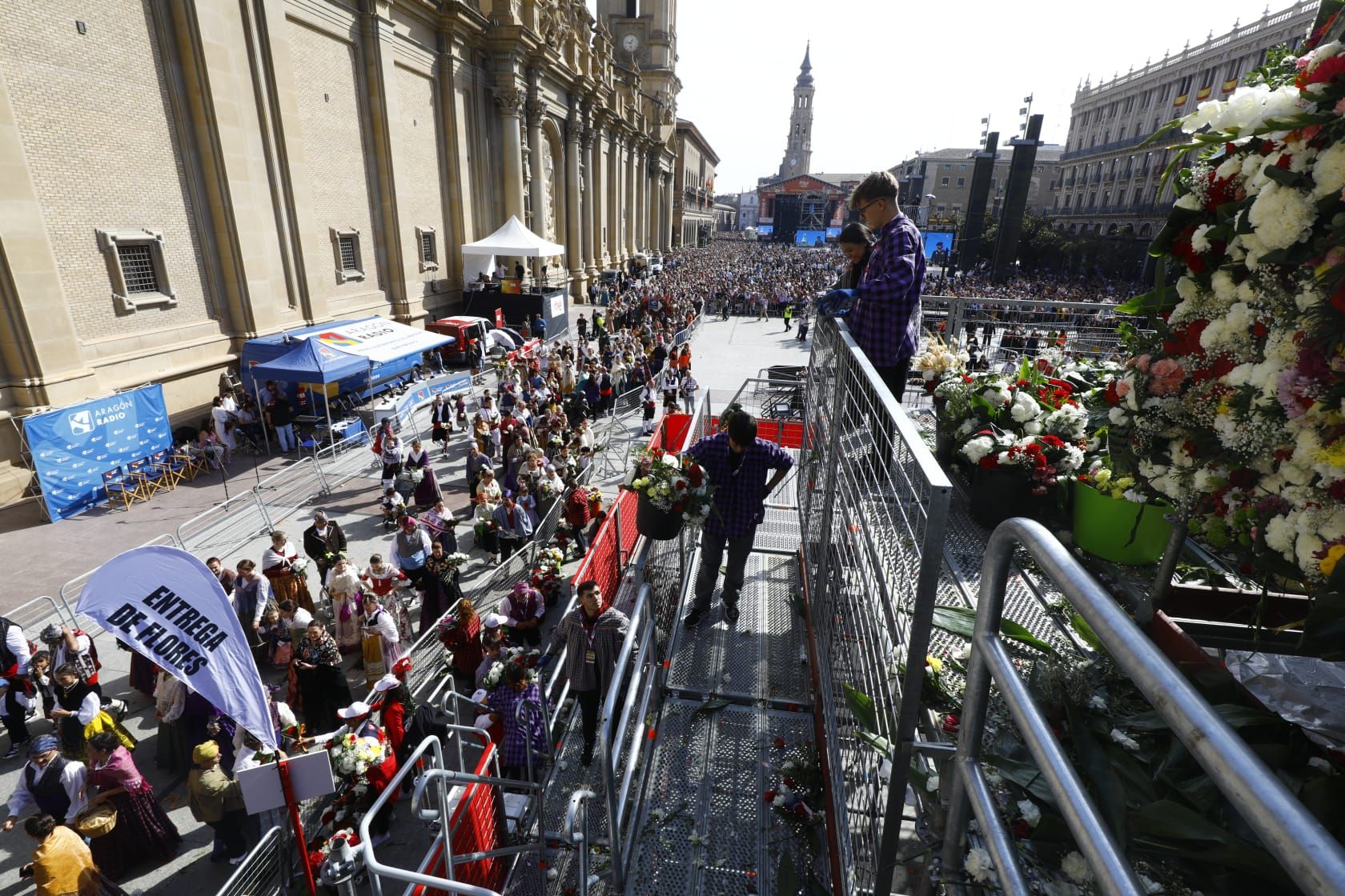 En imágenes | Zaragoza vive su día grande con la Ofrenda de Flores a la Virgen del Pilar