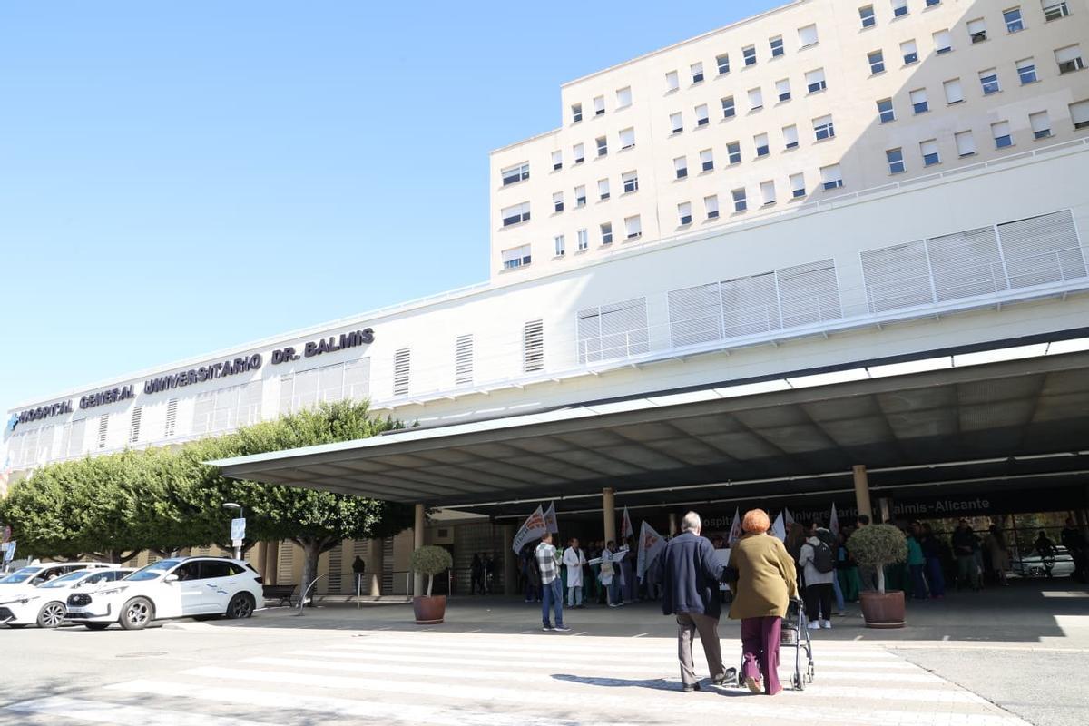 Concentración con motivo de la nueva huelga de médicos ante el Hospital General de Alicante