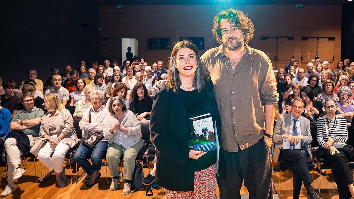 Guada Guerra y Manuel Jabois ante el público asistente a Club FARO, entre el que se encontraba el alcalde de Vigo, Abel Caballero.
