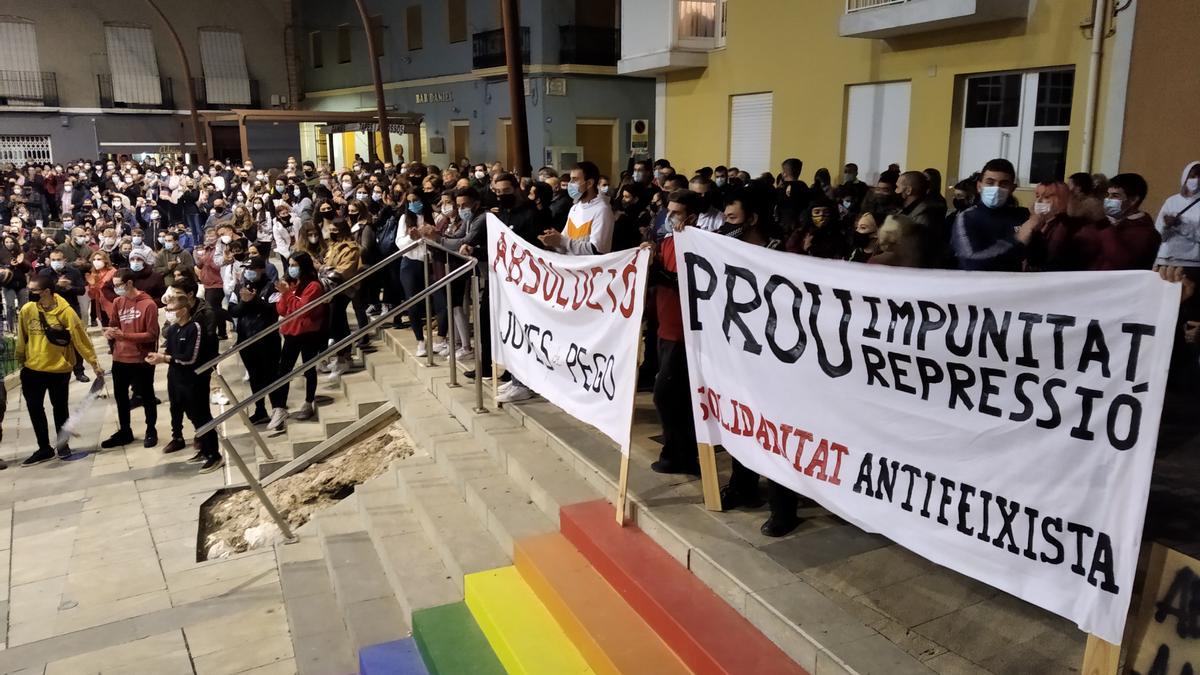 Los manifestantes con las pancartas en las que exigían la absolución de los detenidos