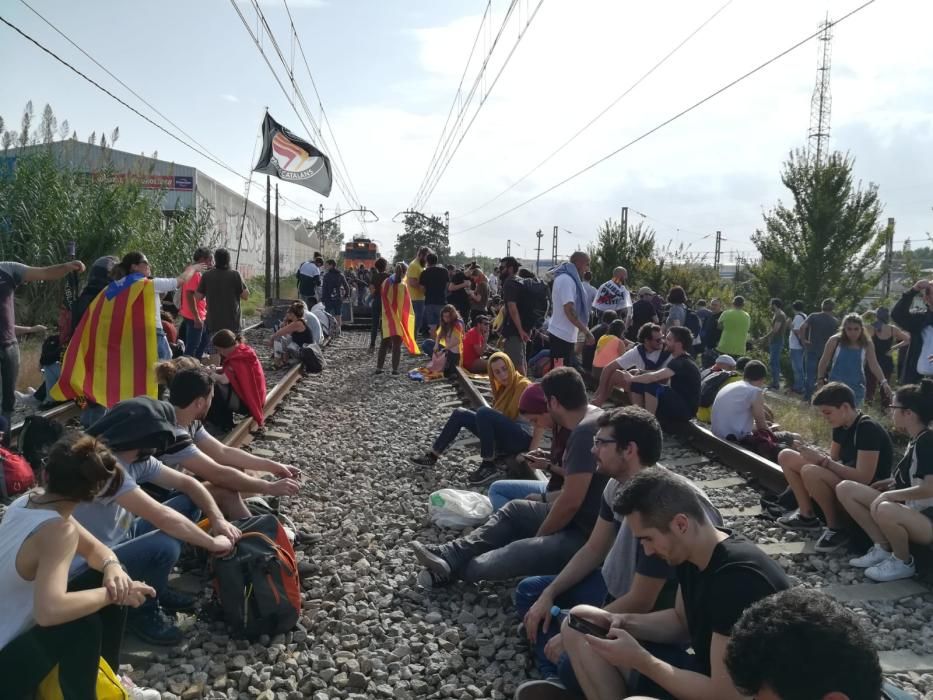 Tallen les vies del tren i el TAV a l''Avellaneda i fan barricades