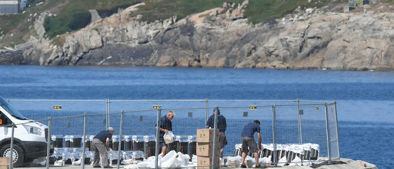 Operarios, el sábado en las Esclavas, preparan una de las zonas de disparo para la Batalla Naval.