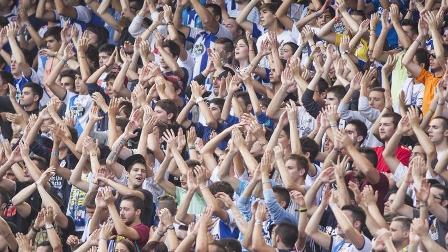 Aficionados animando al equipo en la grada.