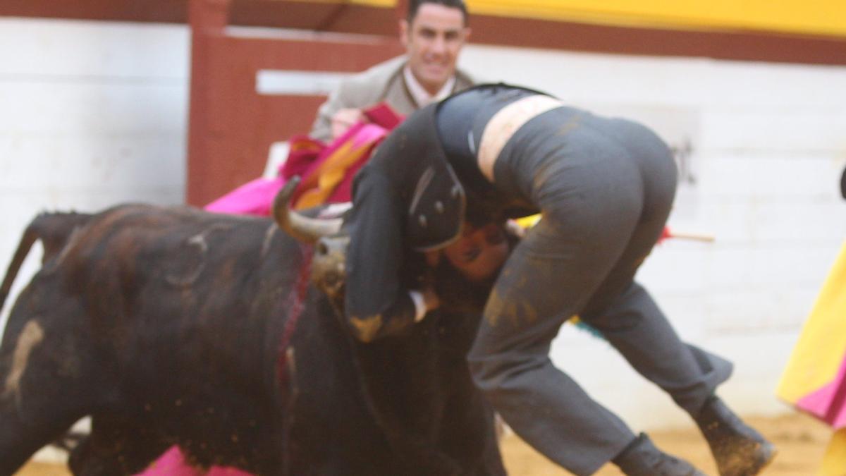 Momento de la grave cornada de Samuel Navalón en Algemesí