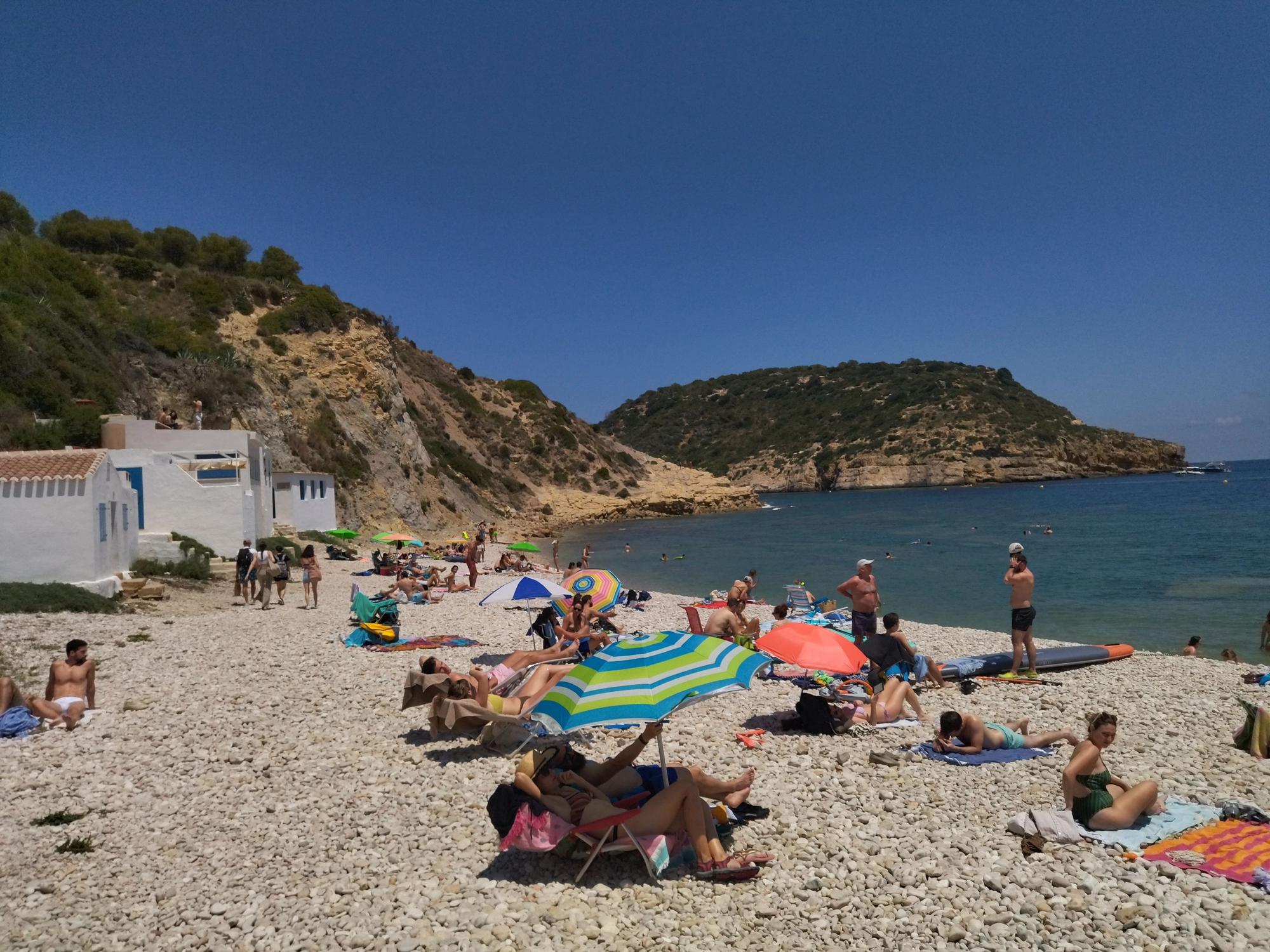 Tiempo de calas: ¿Más coches que bañistas en la Granadella y la Barraca de Xàbia?