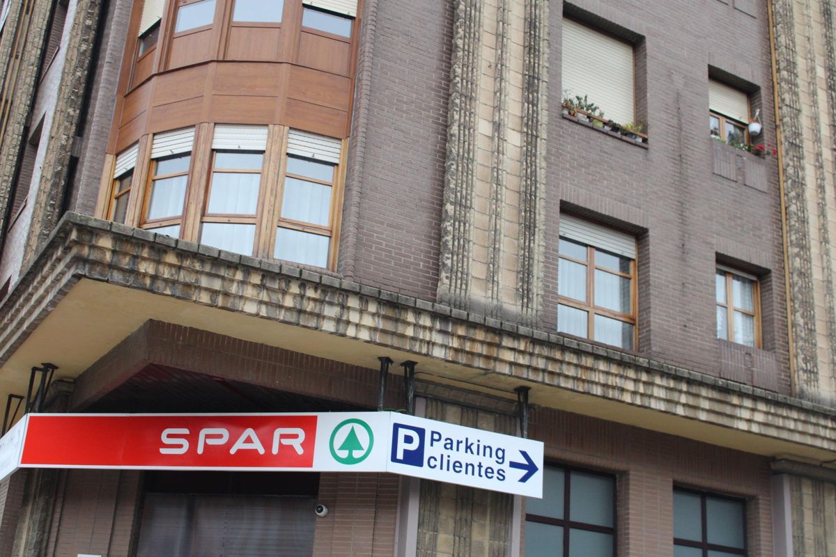 Detalle del cartel de "Spar", colocado en una de las esquinas del antiguo economato de Mieres.