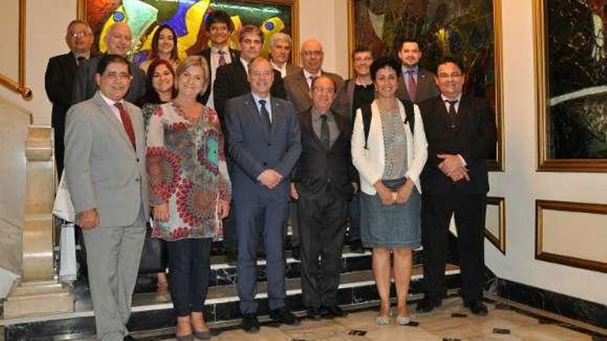 Foto de familia de los participantes en el encuentro de ayer. // Duvi