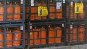 Archivo - Bombonas de butano en una gasolinera, a 16 de julio de 2024, en Madrid (España). El precio máximo de venta al público de la bombona de butano bajará un 5% a partir de hoy, hasta los 15,34 euros, con lo que encadenará su segunda revisión a la baj