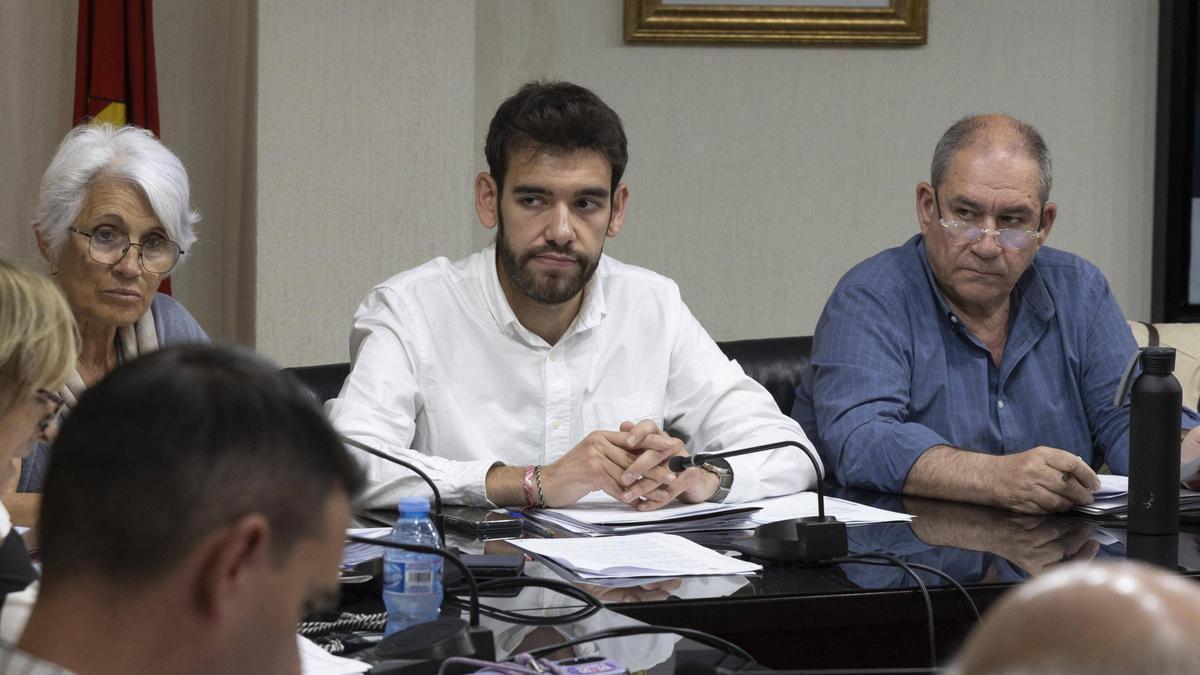 Andrés Gomis, en el centro, el miércoles, en su último pleno como concejal del Ayuntamiento de Alzira.