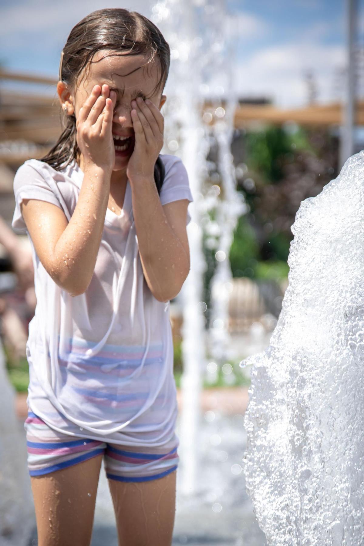 Para evitar golpes de calor se debe vestir con ropa ligera y refrescar a los niños a menudo.