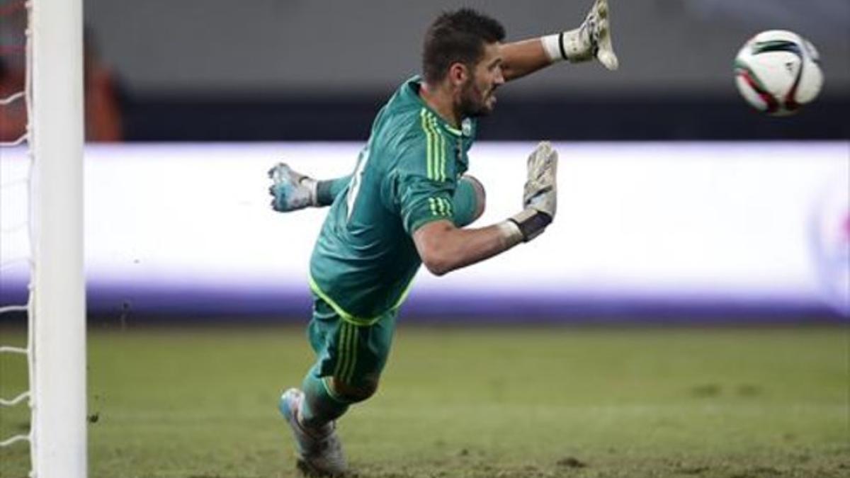 Kiko Casilla detiene el lanzamiento del penalti decisivo, ayer.