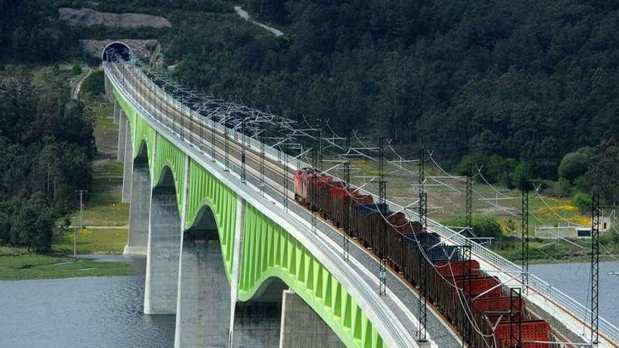 Destinan cuatro millones de euros más al viaducto del TAV entre Catoira y Rianxo