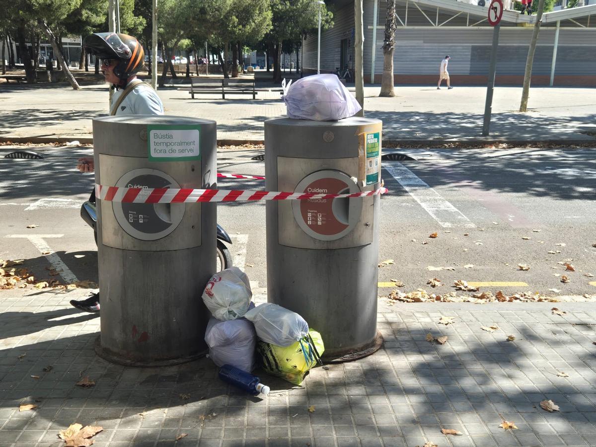 Buzones precintados y con basura acumulada en la calle Bilbao, en Barcelona.