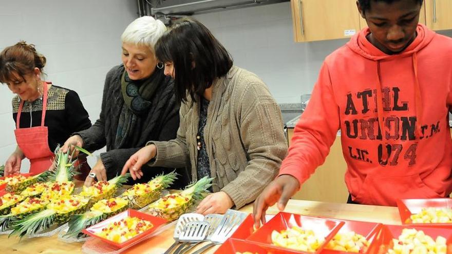 Voluntaris preparant el dinar de Sant Egidi a Manresa, en una edició passada