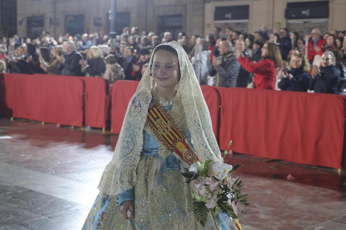 La emoción de Marta Mercader ante la Virgen cierra el primer día de la Ofrenda La emoción de Marta Mercader ante la Virgen cierra el primer día de la Ofrenda