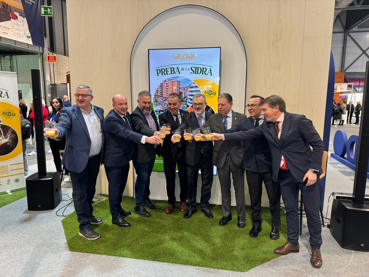 Canteli y Alfredo García Quintana brindan con sidra con los hosteleros para respaldar que la Preba de Gascona sea de interés turístico nacional.