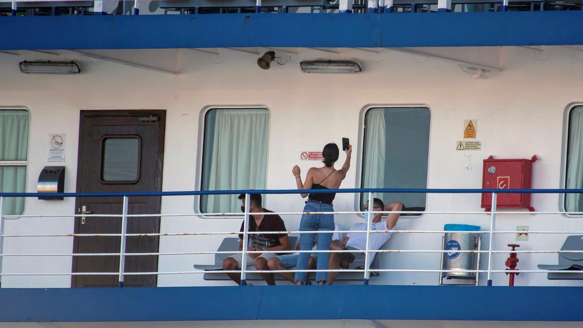 Algunos de los jóvenes del macrobrote de Mallorca durante el trayecto en barco hasta València