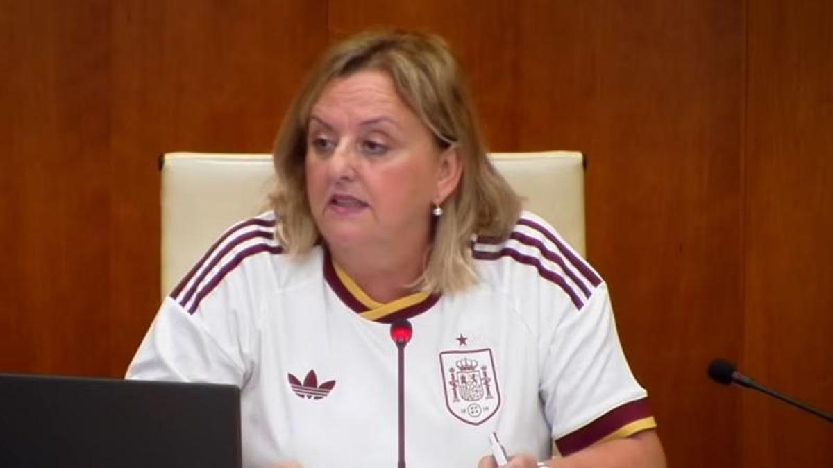 La alcaldesa de Calp está dirigiendo el pleno a lo "Rodri": se ha enfundado la camiseta de España