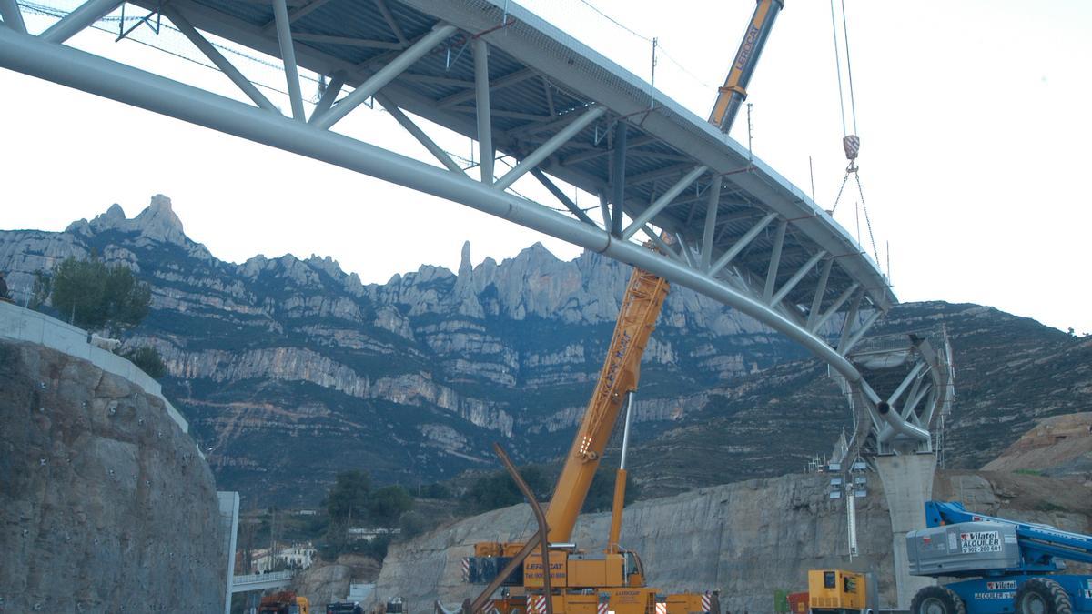 Col·locació d’un dels trams de l’estructura metàl·lica del pont del Centenari per damunt del traçat de la carretera C-55