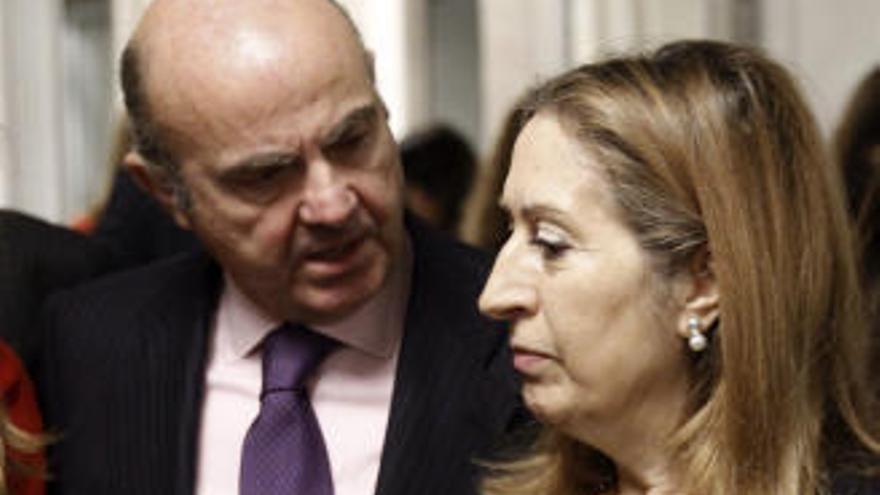 La presidenta del Congreso, Ana Pastor, junto con el Ministro de Economía, Luis de Guindos.