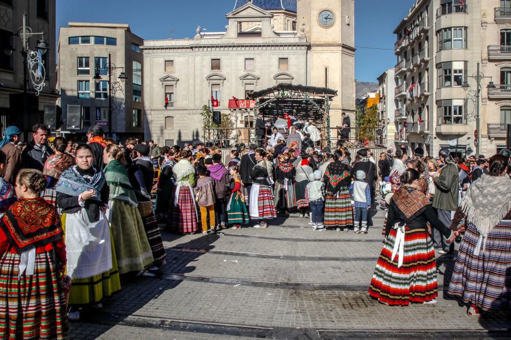 «Les Pastoretes» adoran al Niño en Alcoy