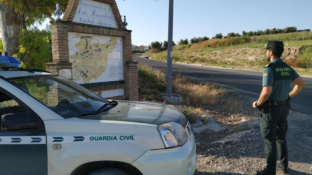 Un guardia civil, a la entrada de La Rambla.