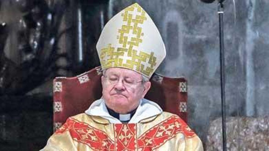 El obispo Javier Salinas, en la catedral de Palma.