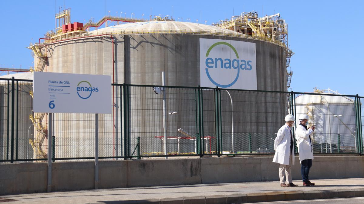 Dipòsit de la planta de regasificació d'Enagàs de Barcelona