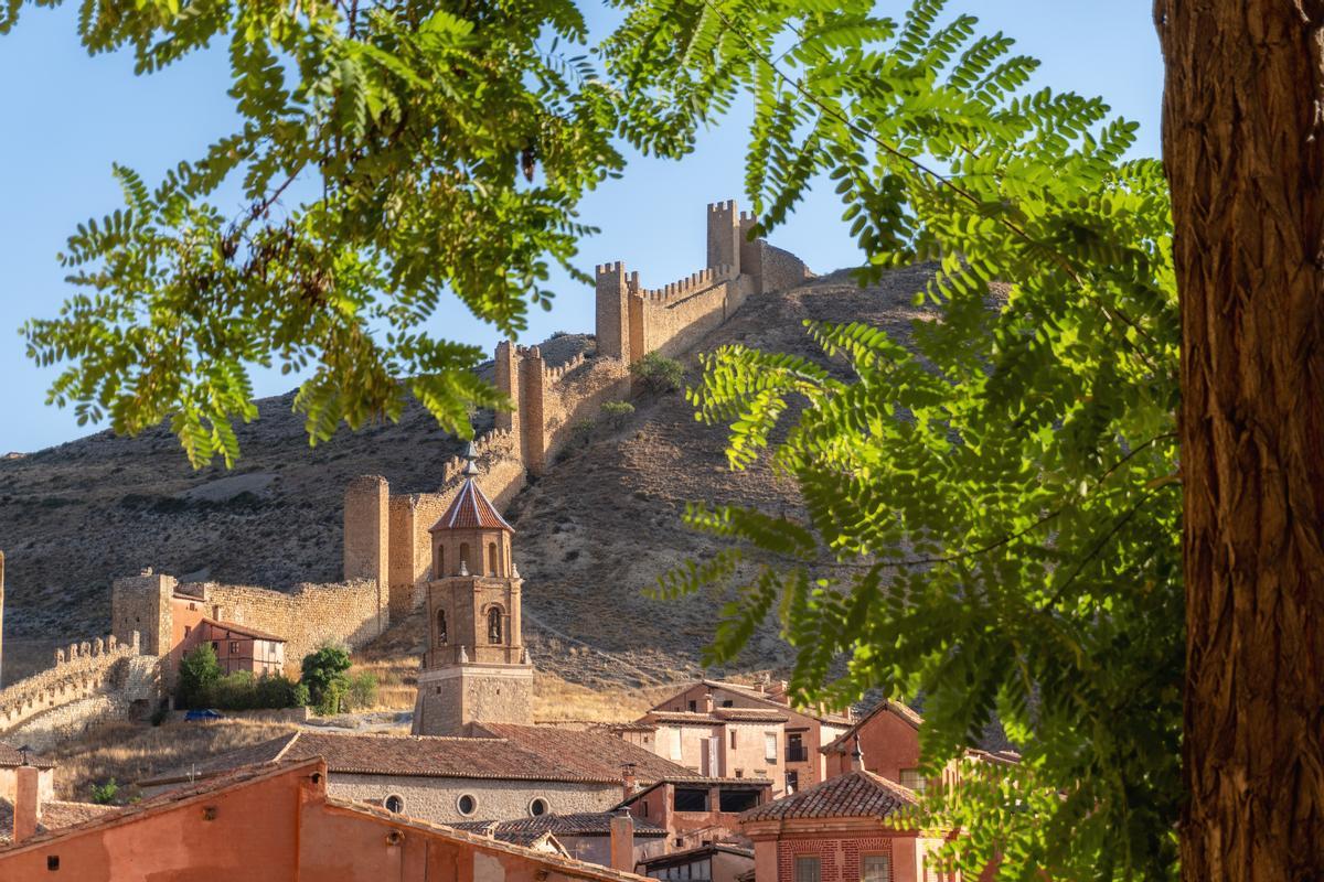 Las fachadas rosas de este precioso pueblo medieval son hipnóticas: es uno de los más bonitos de España, y de Europa