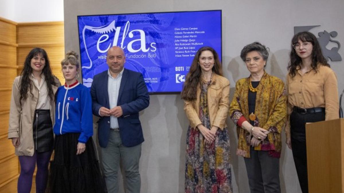 Gabriel Duque, con algunas de las artistas participantes en el proyecto.