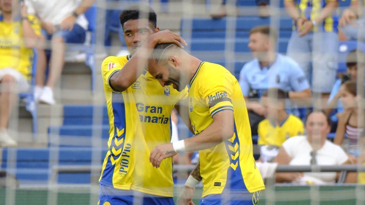 Marvin felicita a Jesé por el gol de la UD ante el Zaragoza