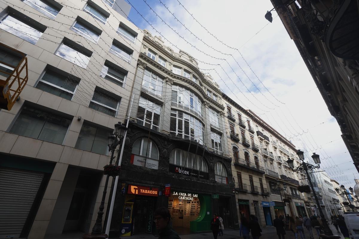 EN IMÁGENES | Las calles de Zaragoza se engalanan con las luces de Navidad