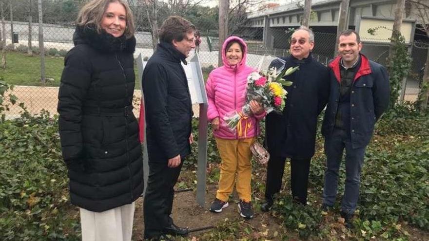 José Luis Martínez Almeida, segundo por la izquierda, junto a los padres de Ignacio Echevarría y el alcalde de Cangas de Onís, José Manuel González Castro, a la derecha de la imagen.