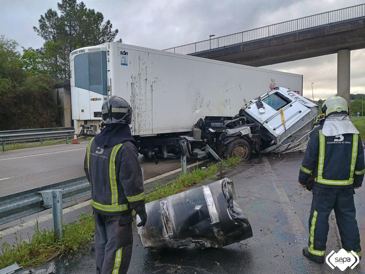 Bomberos en la zona del accidente