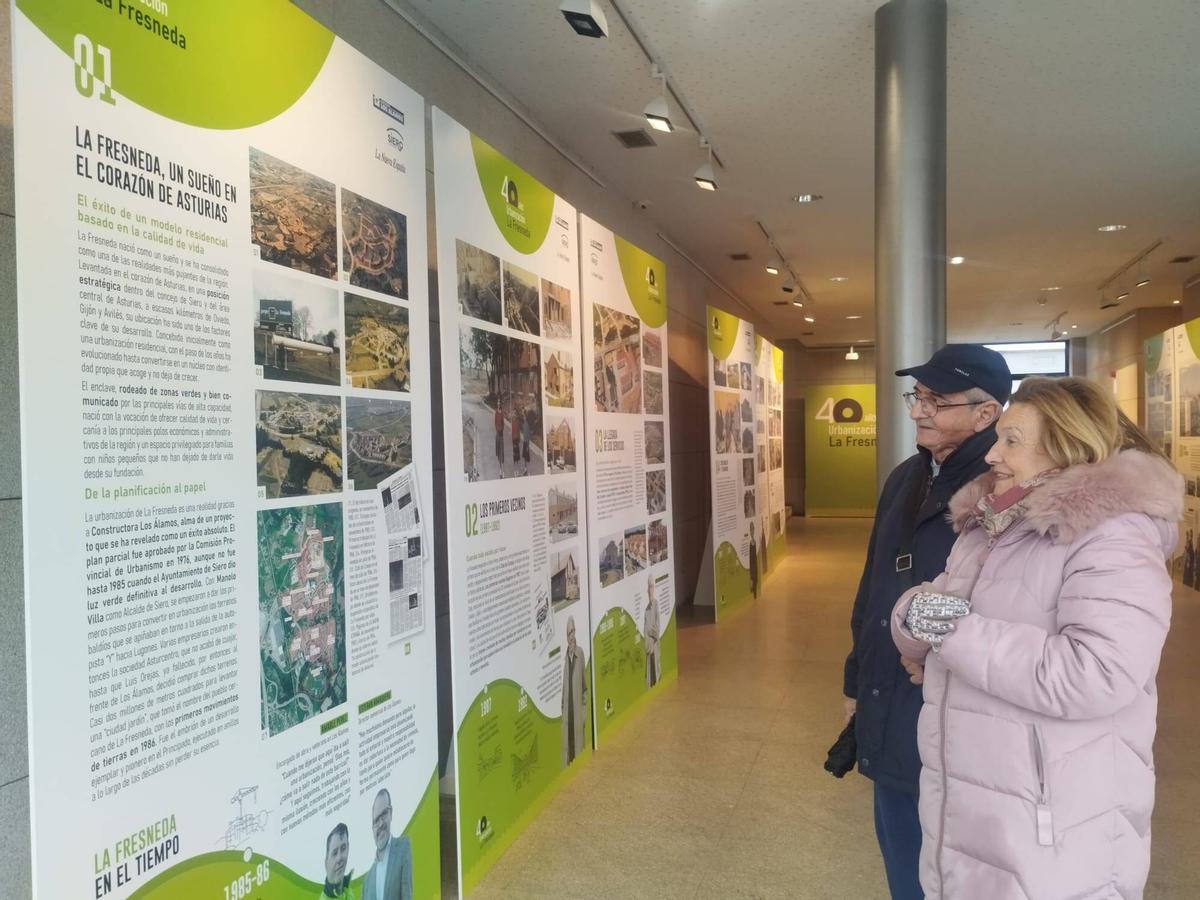 José Luis García y Joaquina Monte, pioneros de la urbanización, visitando la muestra, hace unos días.