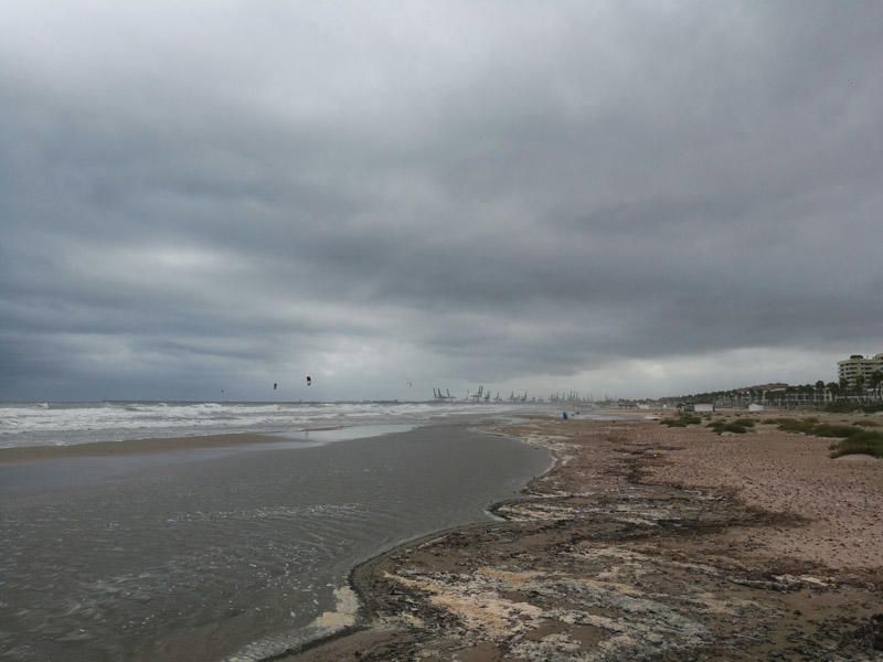 Olas de 2,5 metros invaden la playa de la Malvarrosa