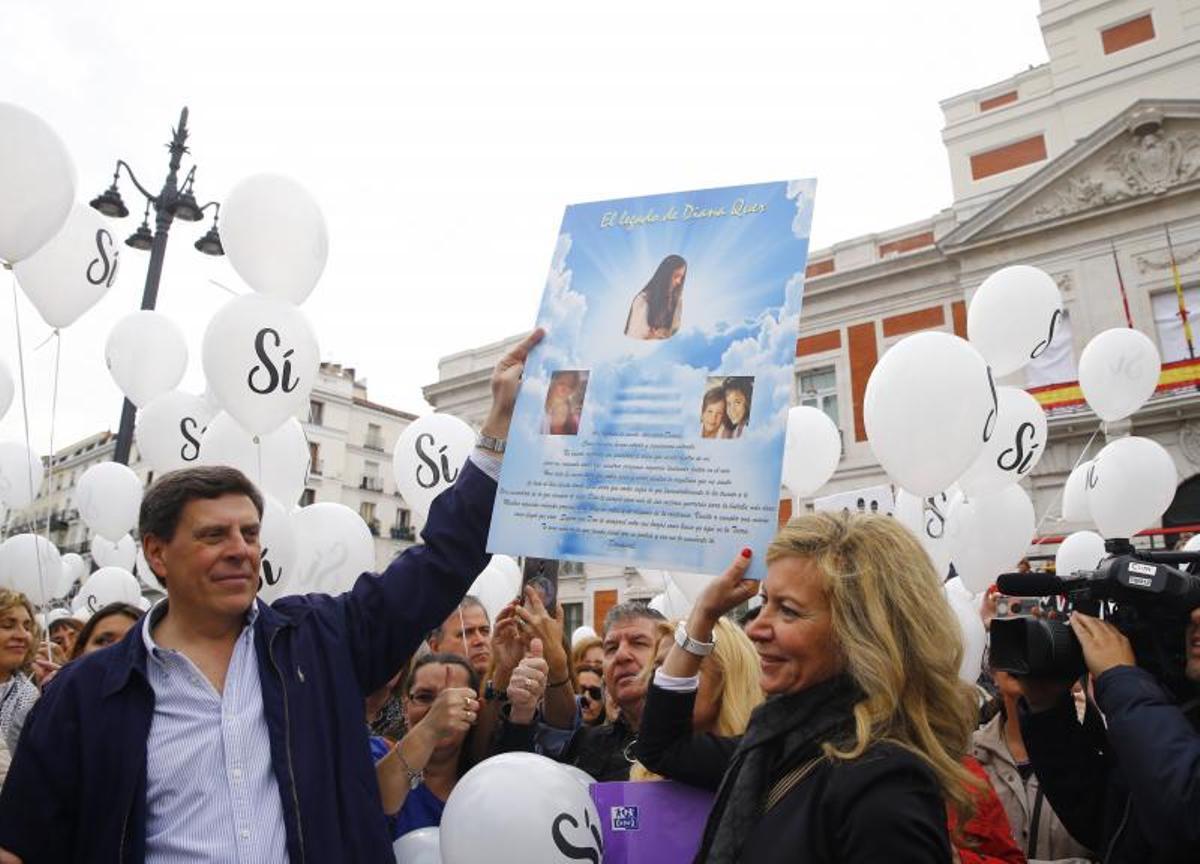 Juan Carlos Quer y Diana López-Pinel, con fotos de Diana en un acto contra la no derogación de la prisión permanente revisable, en 2018.
