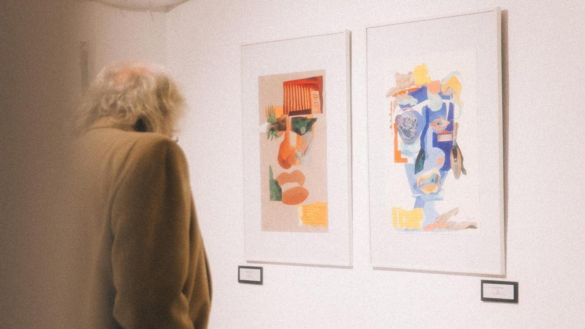 Obras de Sarah Bogajo en una galería de arte.