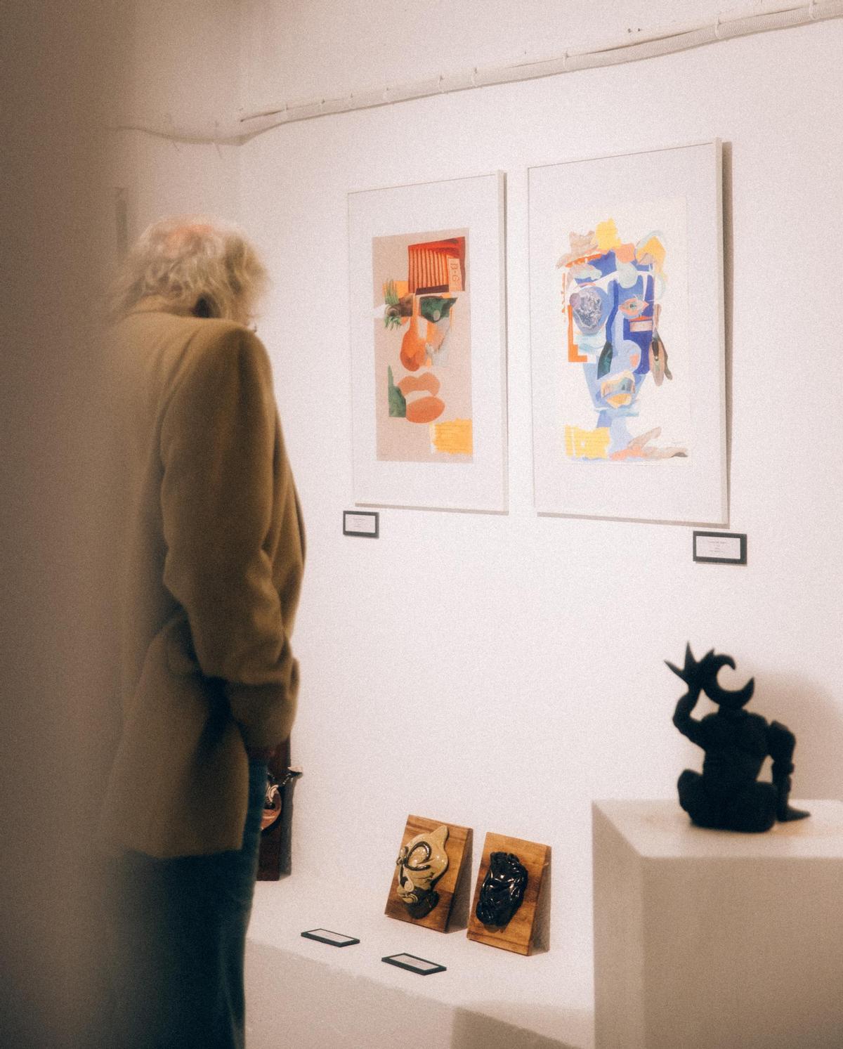 Obras de Sarah Bogajo en una galería de arte.