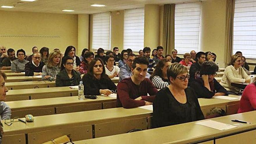 Los opositores esperan para realizar el examen en una de las aulas de la Escuela Politécnica del Campus Viriato.